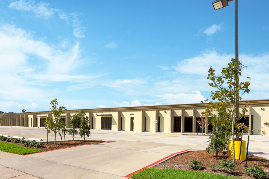 9000 Parkwest Dr, Houston, TX à louer - Photo du bâtiment - Image 2 de 17