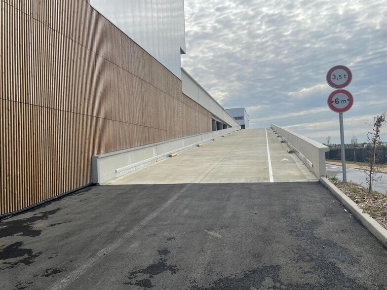Flex in Tremblay-en-France for lease - Building Photo - Image 2 of 5