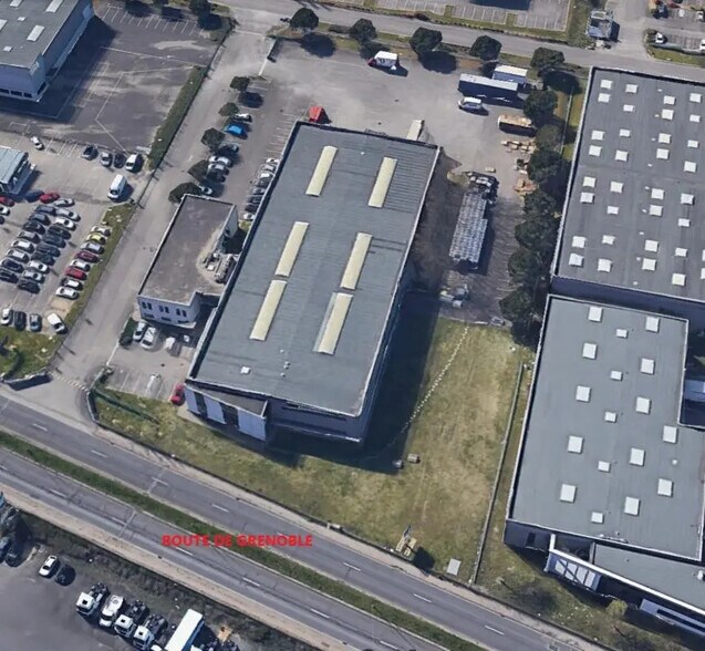 Flex dans Saint-Priest à louer - Photo du bâtiment - Image 2 de 5