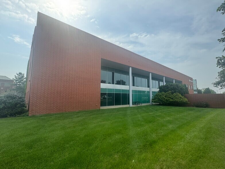 2100 S Oak St, Champaign, IL à louer - Photo du bâtiment - Image 2 de 15