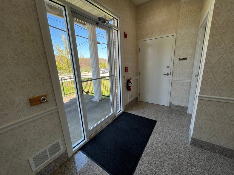 100 Centerville Rd, Warwick, RI for lease - Interior Photo - Image 3 of 9