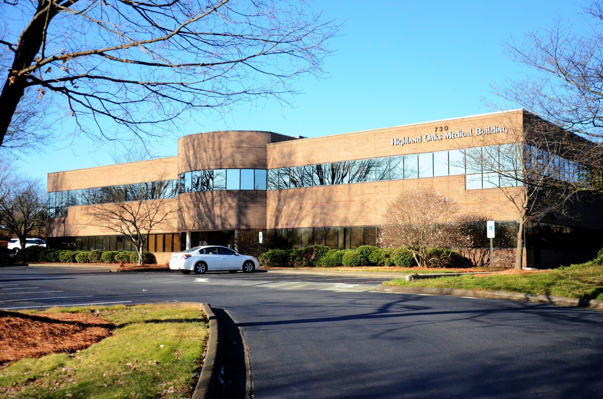 730 Highland Oaks Dr, Winston-Salem, NC à vendre Photo du bâtiment- Image 1 de 1