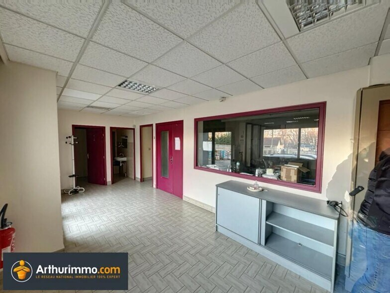 Flex in Bourgoin-Jallieu for lease - Interior Photo - Image 2 of 6