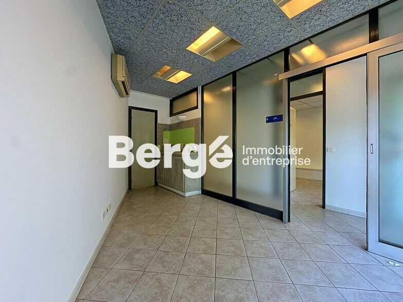 Retail in Antibes for sale - Building Photo - Image 2 of 4