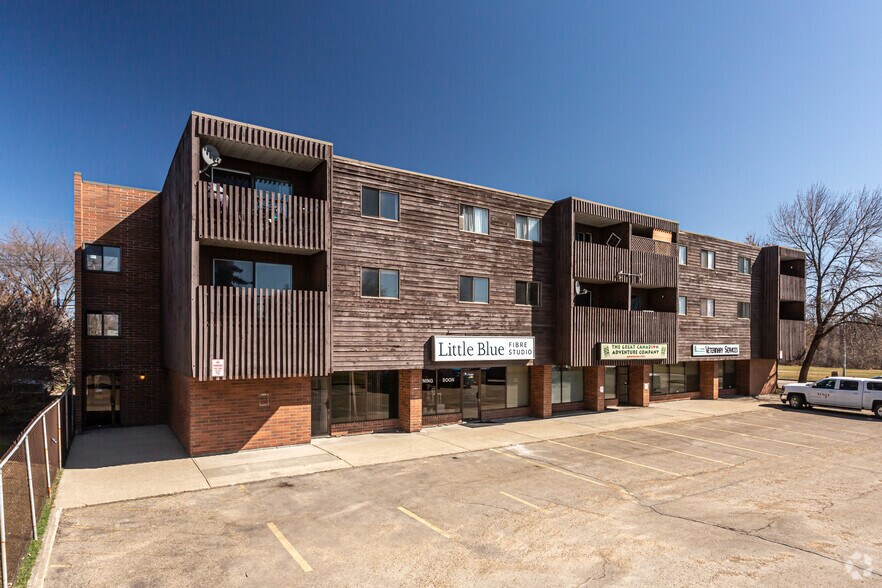 6710-6722 101 Av NW, Edmonton, AB à louer - Photo principale - Image 1 de 3