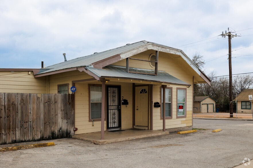 738 W Hildebrand Ave, San Antonio, TX à louer - Photo principale - Image 1 de 12