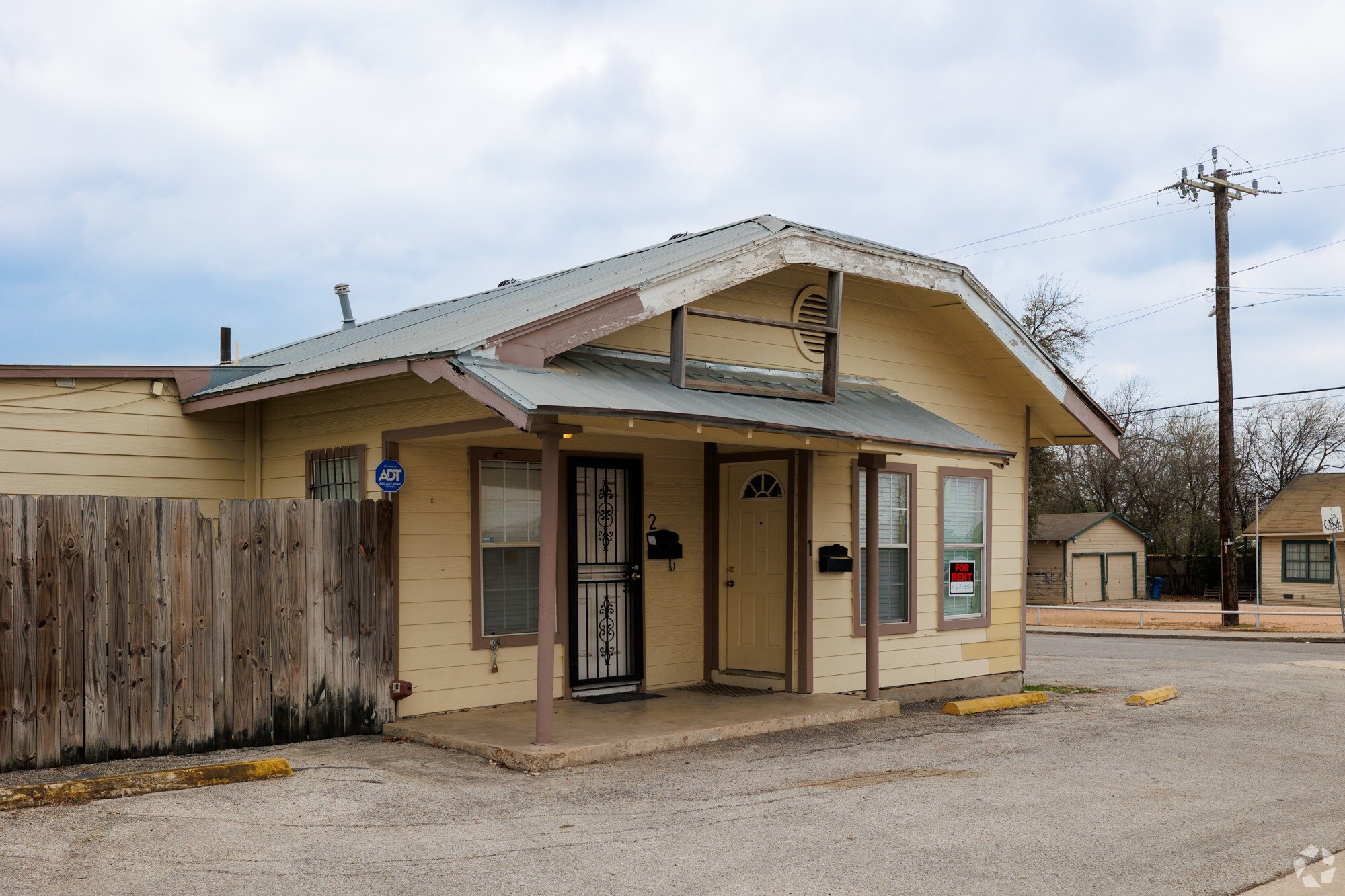 738 W Hildebrand Ave, San Antonio, TX for lease Primary Photo- Image 1 of 13