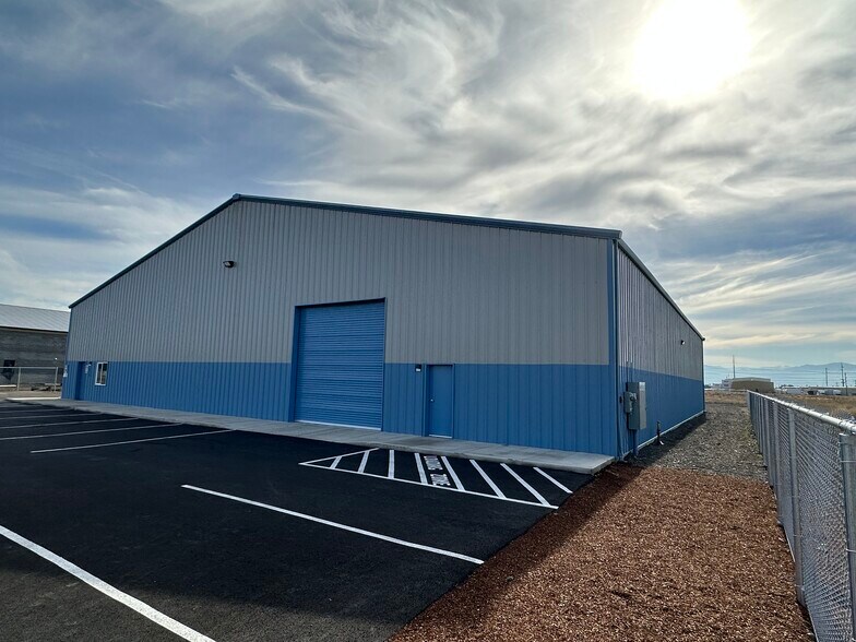 1917 Bobcat Way, White City, OR for lease - Building Photo - Image 1 of 2
