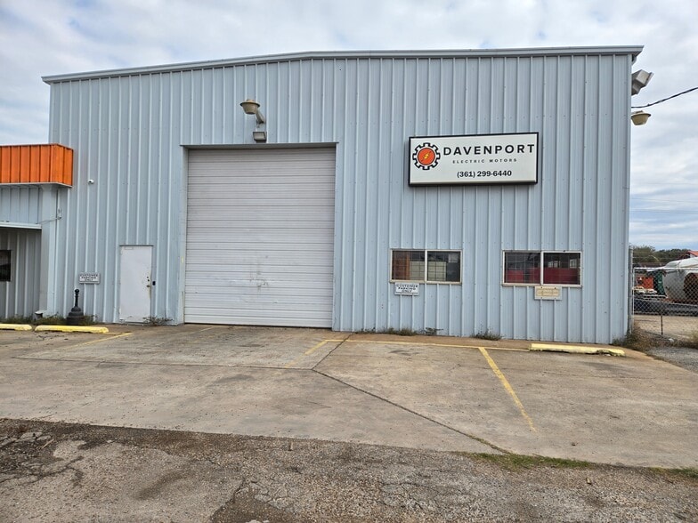 658 Omaha Dr, Corpus Christi, TX for lease - Building Photo - Image 1 of 32