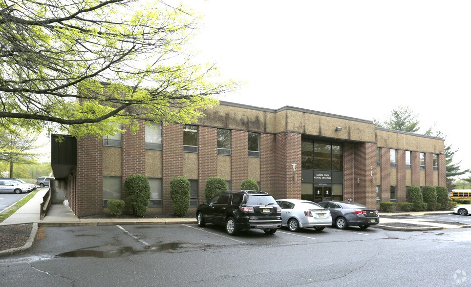 721 N Beers St, Holmdel, NJ for lease - Building Photo - Image 2 of 30