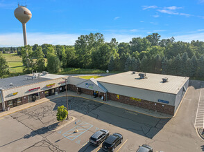 860-888 N Van Dyke Rd, Almont, MI à louer Photo du bâtiment- Image 1 de 5