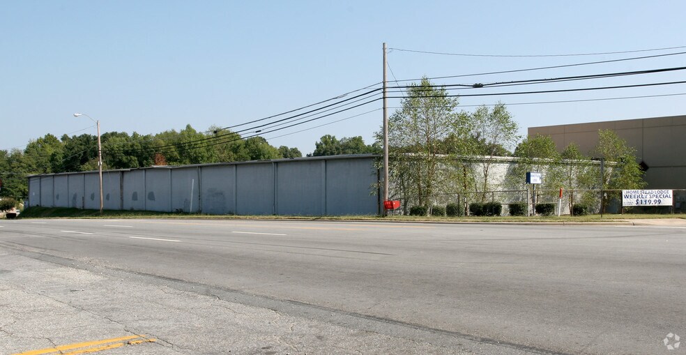 110 E Meadowview Rd, Greensboro, NC à louer - Photo du bâtiment - Image 3 de 21