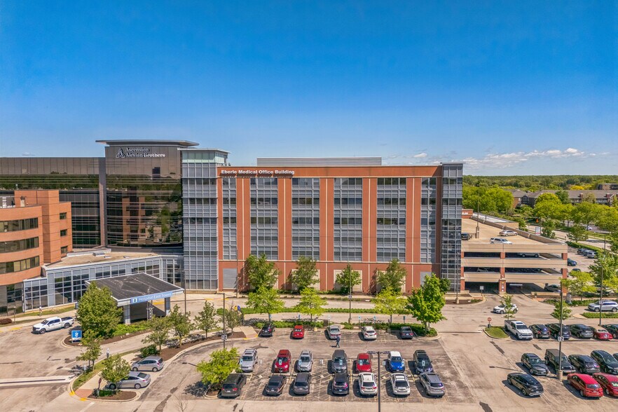 800 Biesterfield Rd, Elk Grove Village, IL à louer - Photo du bâtiment - Image 3 de 9