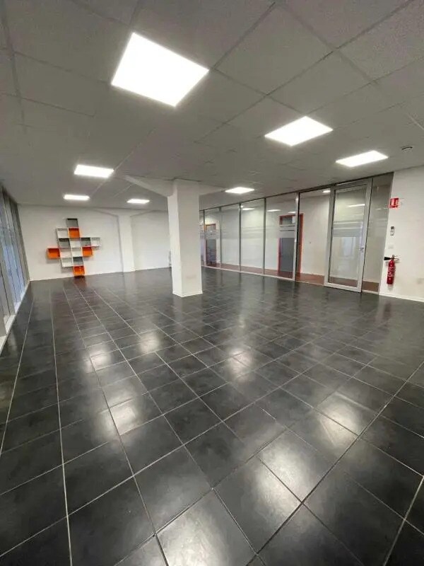 Office in Gradignan for lease Building Photo- Image 1 of 11