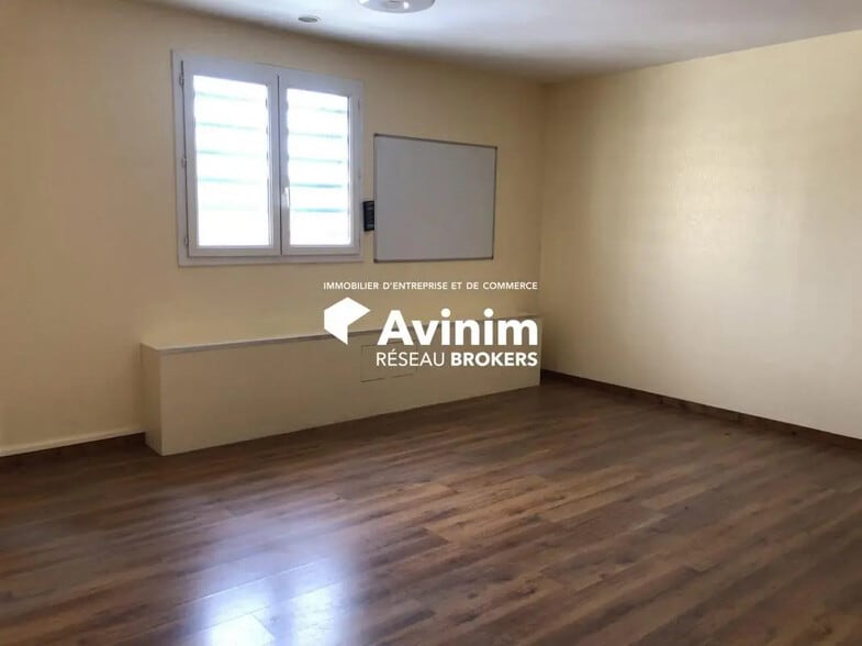 Flex in Saint-Witz for lease - Interior Photo - Image 2 of 20