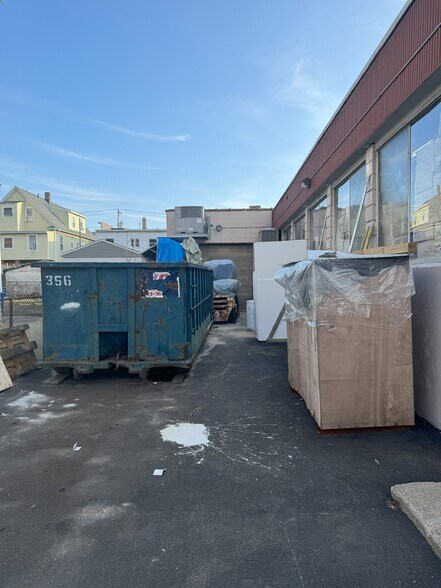61 McKinley Ave, Bridgeport, CT à vendre - Photo du bâtiment - Image 3 de 7