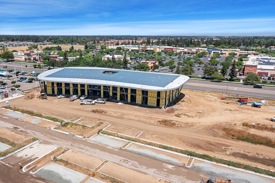 700 W Herndon Ave, Clovis, CA à louer - Photo du bâtiment - Image 2 de 6