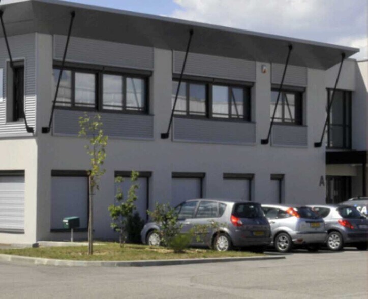 Flex dans Saint-Priest à louer - Photo du bâtiment - Image 2 de 19