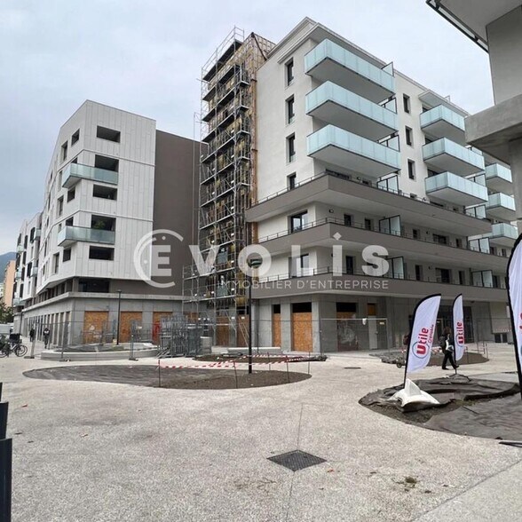 Retail in Grenoble for lease - Building Photo - Image 2 of 7