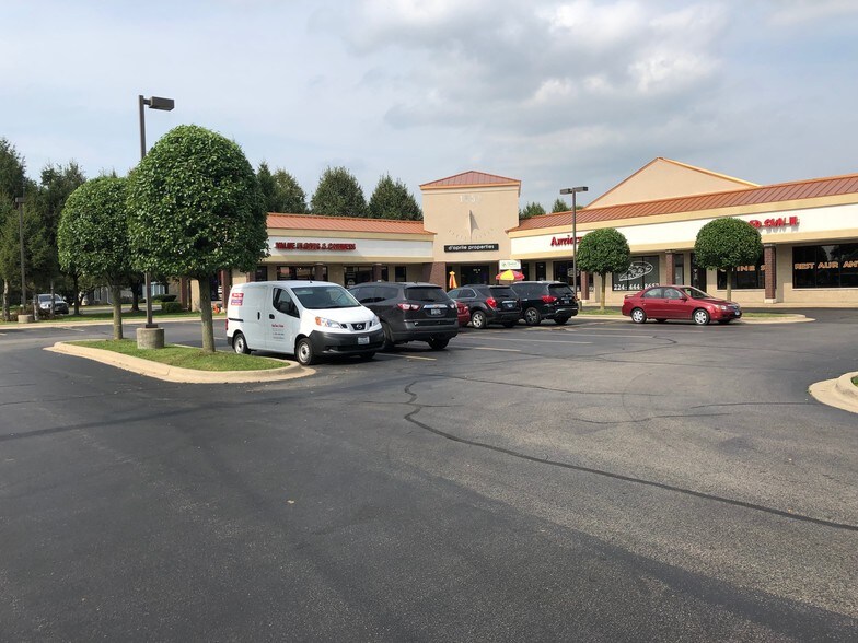 1850 Grand Ave, Lindenhurst, IL à louer - Photo principale - Image 1 de 3