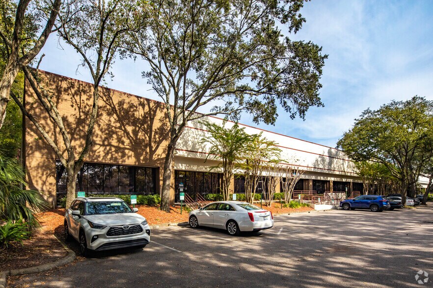 5525 Johns Rd, Tampa, FL à louer - Photo du bâtiment - Image 2 de 9