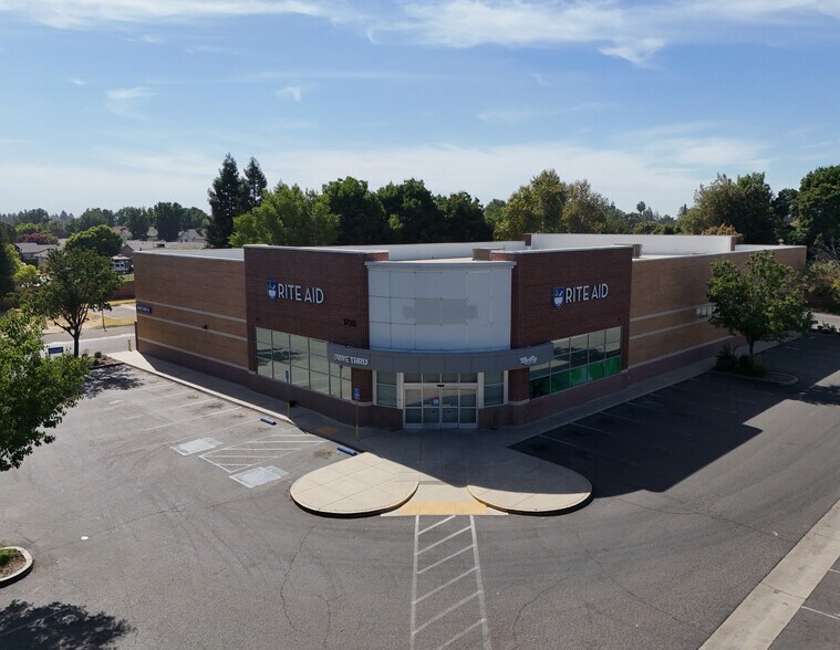 1735 E Walnut Ave, Visalia, CA à louer - Photo du bâtiment - Image 1 de 30