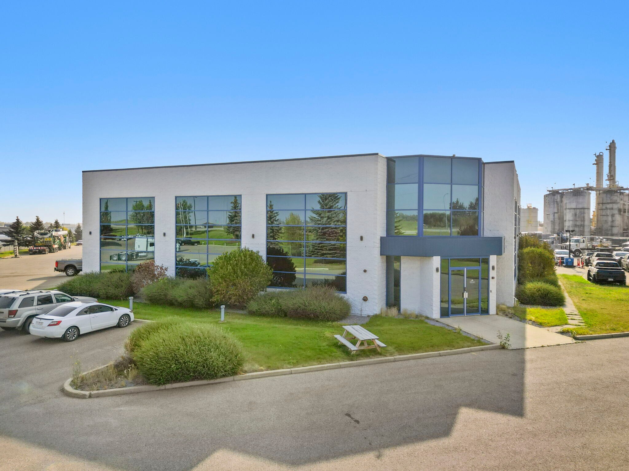 8014 Edgar Industrial Cres, Red Deer, AB à vendre Photo du bâtiment- Image 1 de 1