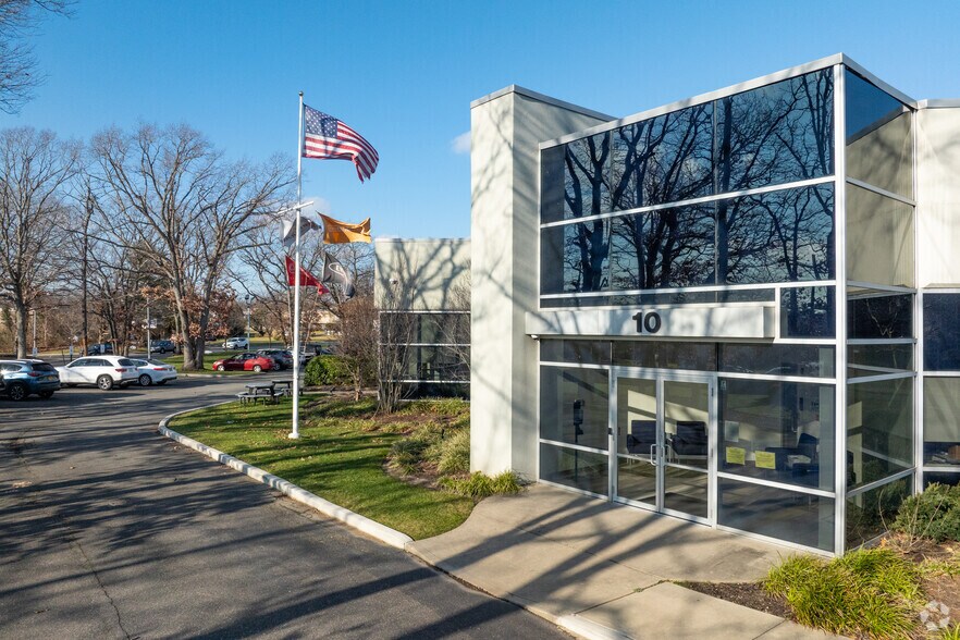 10 Commerce Dr, Hauppauge, NY à louer - Photo du bâtiment - Image 1 de 5