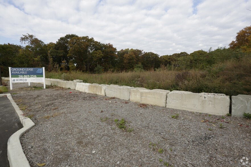 4005 Jericho Tpke, East Northport, NY à louer - Photo du bâtiment - Image 2 de 4
