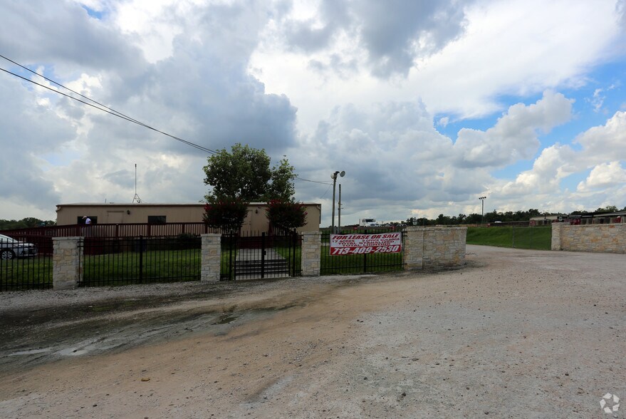 11334 Beaumont Hwy, Houston, TX à louer - Photo principale - Image 1 de 29