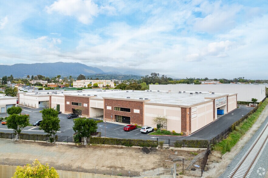 920-968 W Palomares Ave, La Verne, CA à louer - Photo du bâtiment - Image 3 de 17