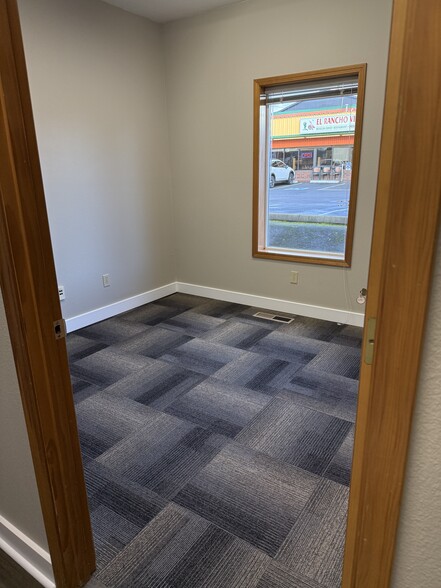 105 W Main St, Battle Ground, WA à vendre - Photo du bâtiment - Image 3 de 9