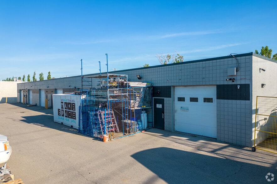 1247 36th Ave NE, Calgary, AB for lease - Building Photo - Image 2 of 26
