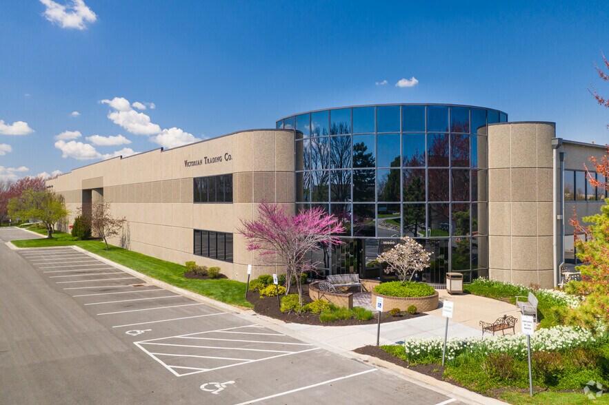 15600-15618 W 99th St, Lenexa, KS à louer - Photo du bâtiment - Image 2 de 7