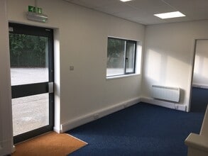 Paices Hl, Aldermaston for lease Interior Photo- Image 2 of 3