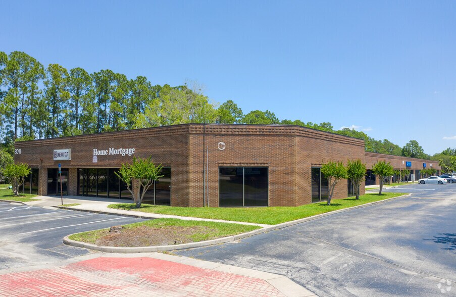8011 Philips Hwy, Jacksonville, FL à louer - Photo du bâtiment - Image 1 de 11