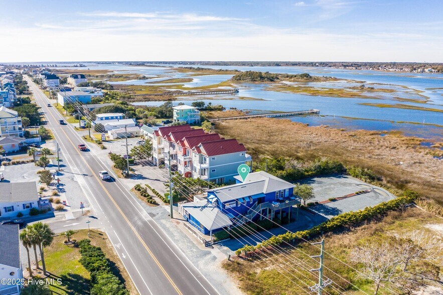 211 S Topsail Dr, Surf City, NC à vendre - Photo du bâtiment - Image 2 de 37