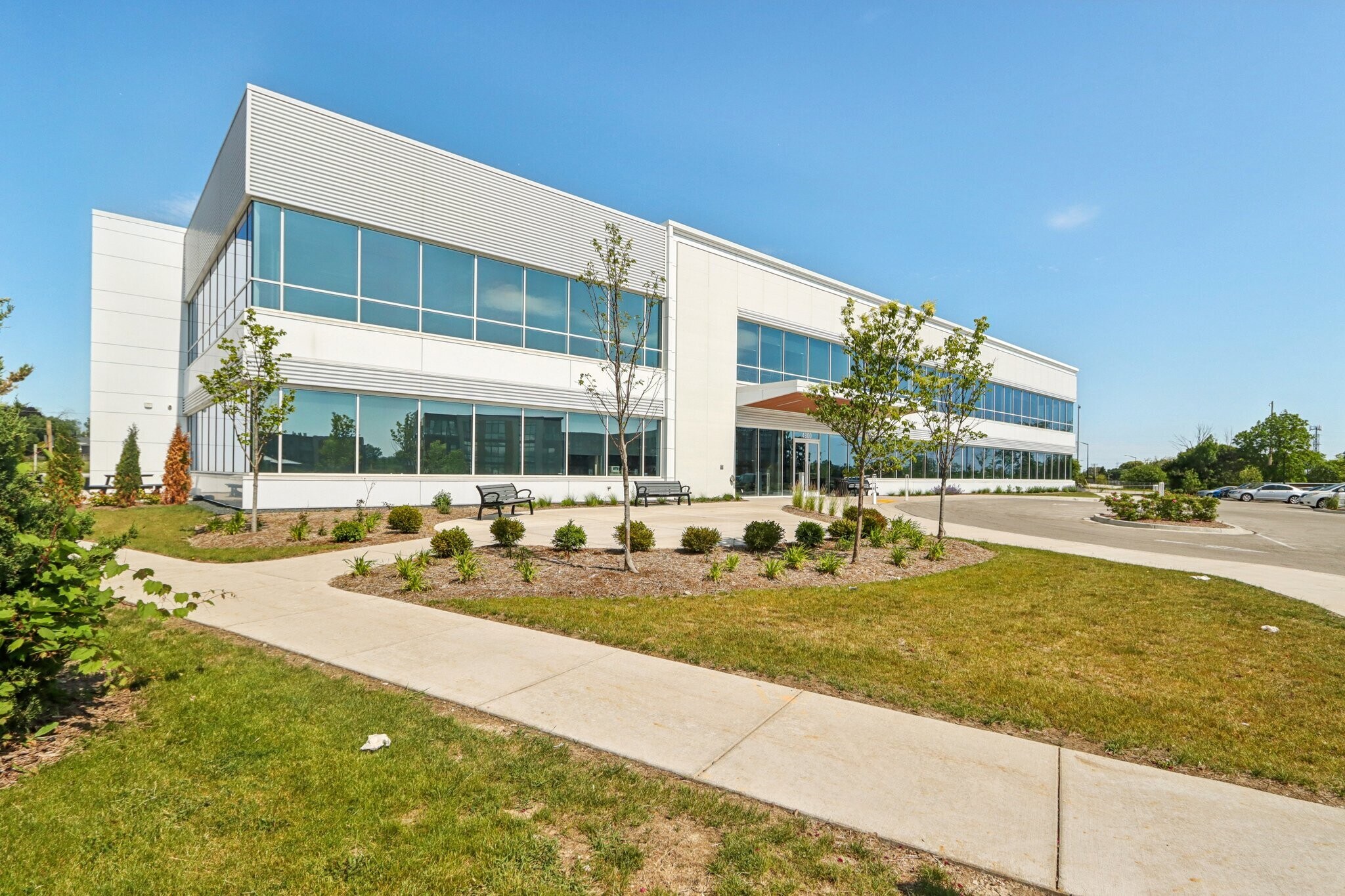 4300 W Layton Ave, Greenfield, WI à louer Photo du bâtiment- Image 1 de 20
