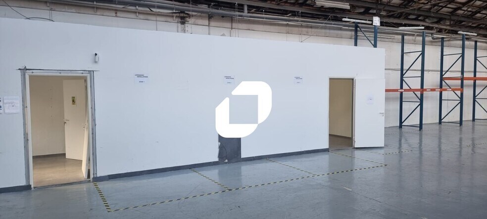 Flex in Pantin for lease - Interior Photo - Image 2 of 15