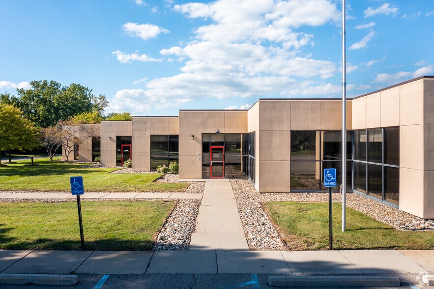 15301 Mercantile Dr, Dearborn, MI à louer - Photo du bâtiment - Image 2 de 5