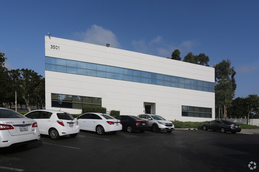 3501 Sunflower Ave, Santa Ana, CA for lease - Building Photo - Image 2 of 8