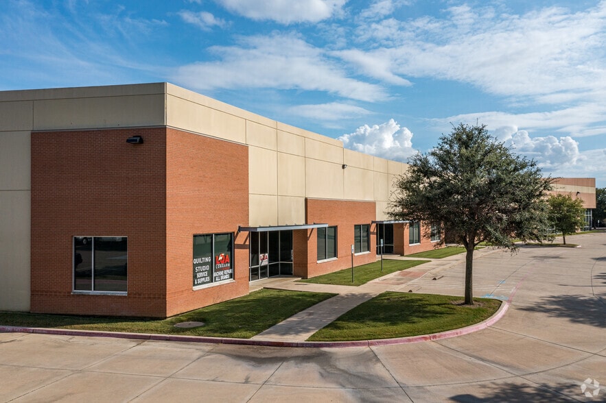 5450 Stratum Dr, Fort Worth, TX for lease - Building Photo - Image 3 of 7