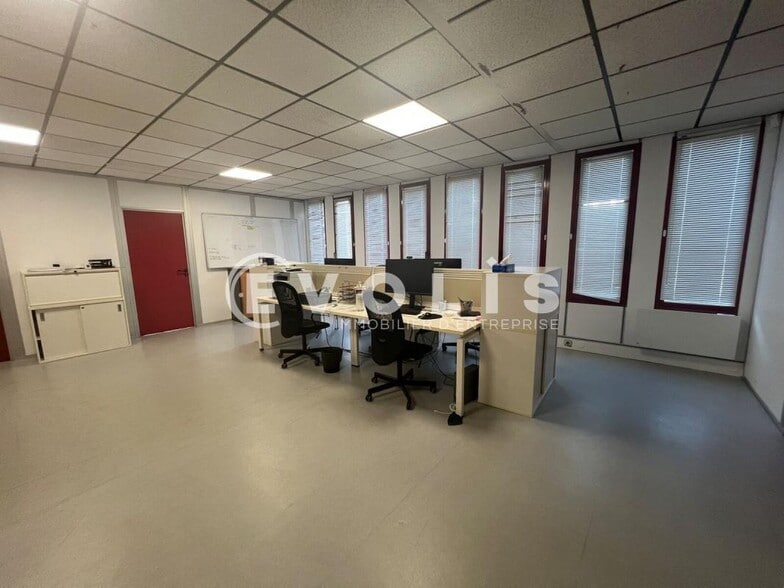 Office in Les Ulis for lease - Interior Photo - Image 2 of 10