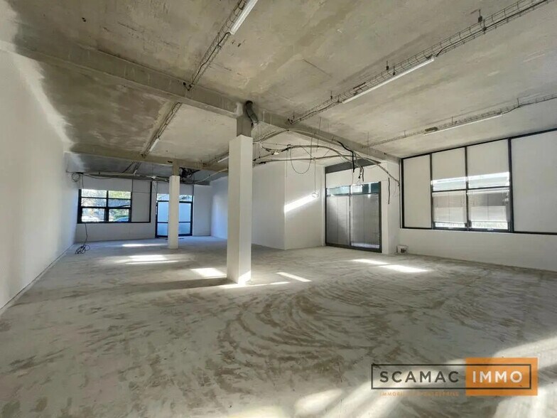 Industriel dans Sucy-en-Brie à louer - Photo du bâtiment - Image 1 de 16