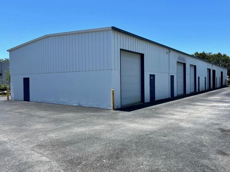 3170-3182 SE Gran Park Way, Stuart, FL à louer - Photo du bâtiment - Image 2 de 27