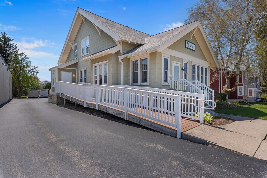 N90W16995 Appleton Ave, Menomonee Falls, WI à vendre - Photo du bâtiment - Image 2 de 17