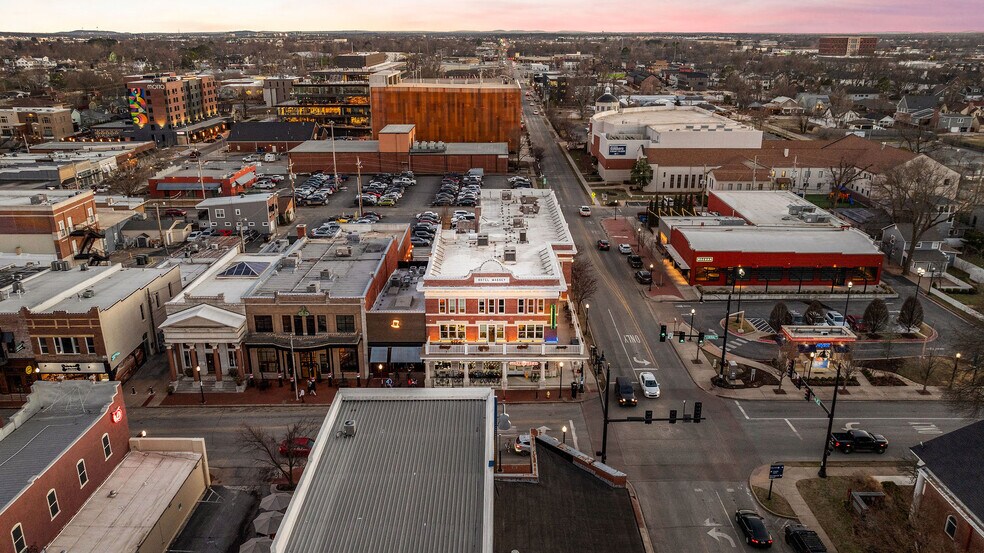 125 W Central Ave, Bentonville, AR à louer - Photo du bâtiment - Image 2 de 31