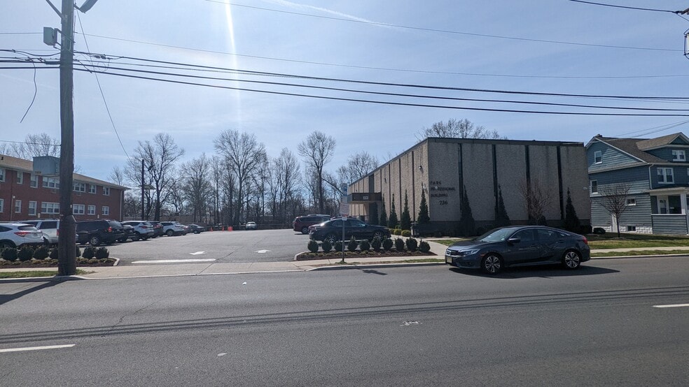 236 E Westfield Ave, Roselle Park, NJ for lease - Building Photo - Image 2 of 4
