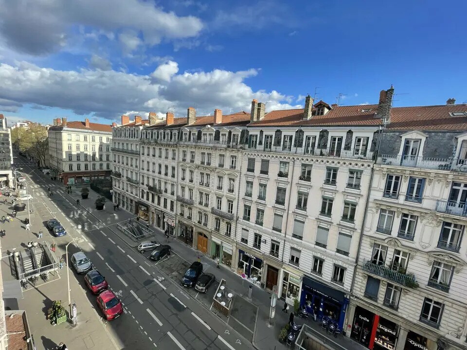 Office in Lyon for sale Building Photo- Image 1 of 12