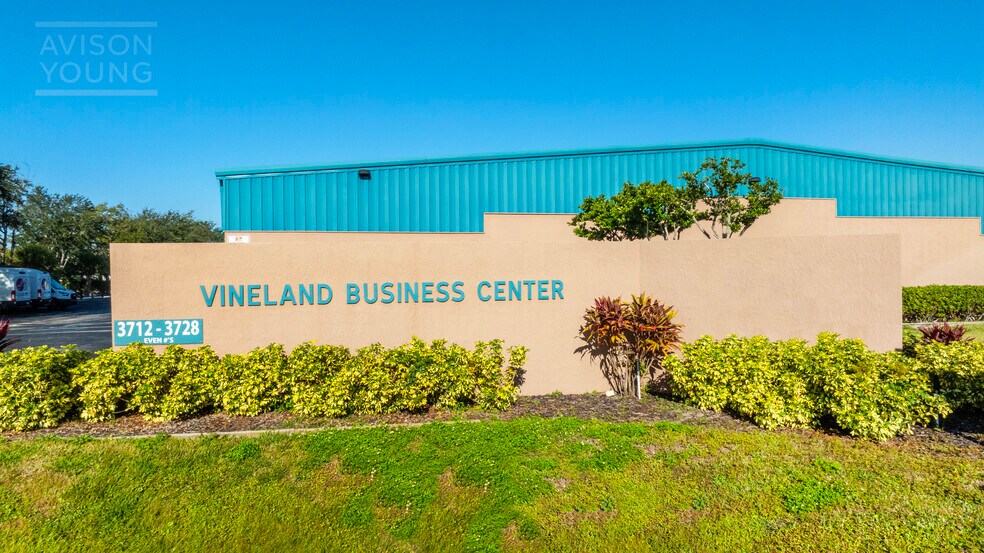 3712-3728 Vineland Rd, Orlando, FL à louer - Photo du bâtiment - Image 2 de 11